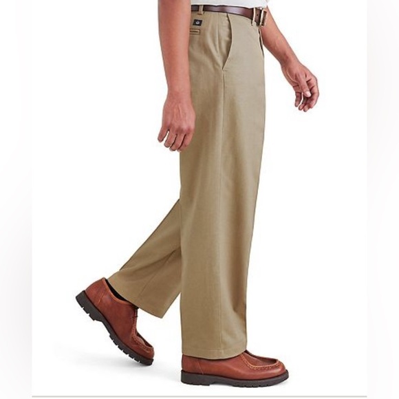 Dockers Men's Relaxed Fit Khaki Chinos - Picture 2 of 9
